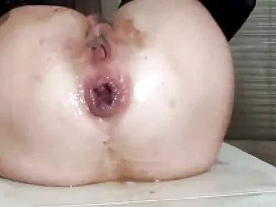 Sommardag knullar lockigt hår i soffan