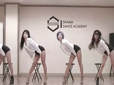 Söt blondin tillfredsställer sin partner