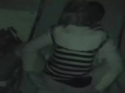 Svarthårig dam blev knullad bakifrån