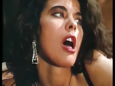 Bedövning MILF Sheena Shaw blir slickad