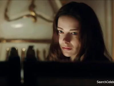 Liten brunett tillfredsställer sin granne