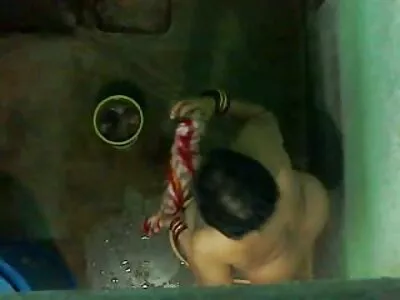 Underbar brud har en ångande trekant