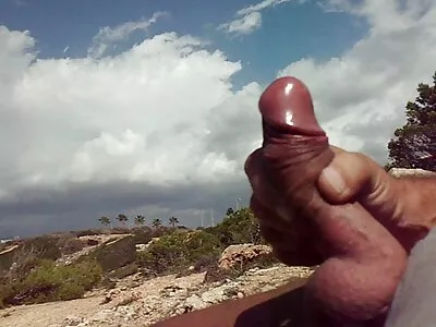 Bystig kvinna i underkläder leksaker och kukborrade