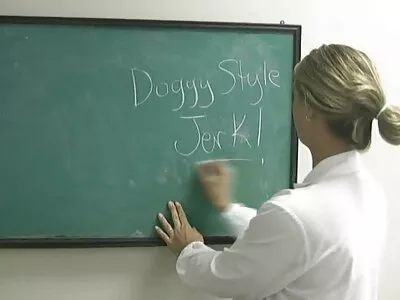 Vällustig babe suger en enorm kuk