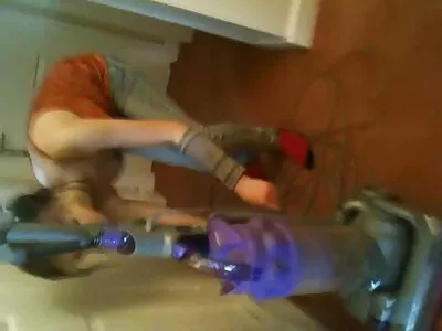 Flicka med glasögon lärde sig sin läxa