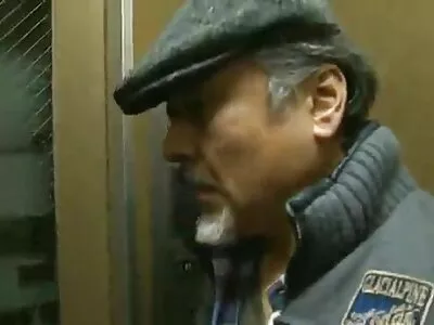 Inked hottie i röda underkläder blir djupt körd och ansiktsbehandling