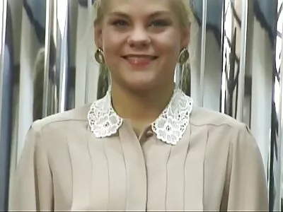 Liten tjej har en stretchig fitta