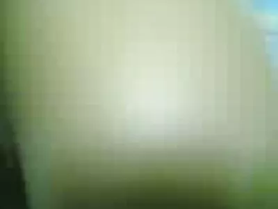 Svarthårig kvinna gillar yngre killar