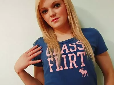 Bystig tjej fick sin fitta fingrad