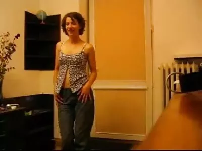 Sweet babe tillfredsställer sin pojkvän