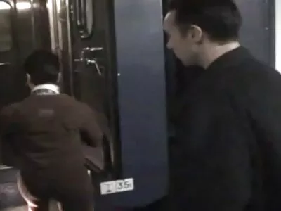 Katie St. Ives smyger in i omklädningsrummet