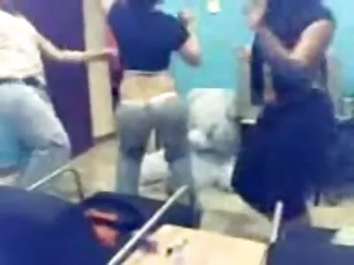 Sexig brunett blev knullad i hennes lägenhet