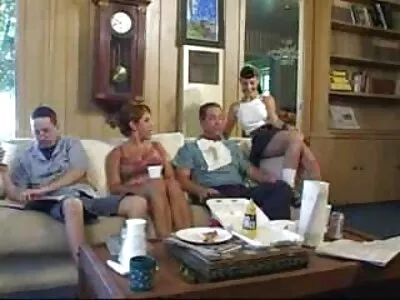 Fantastisk brunett med enorm röv blir uppätad och knullad i sängen