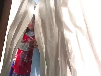 Busty Cristine använder sina bröst för att behaga