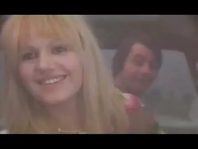 Leda Lothario serverar gärna två hårda hackare på en gång