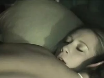 Asiatisk läkare gör sitt jobb