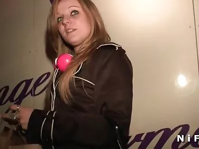 Rödhårig slampa suger kuk