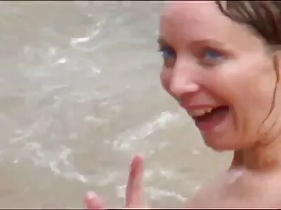 Vällustig brunett Madison Ivy tar köttig shlong i sin rakade fitta