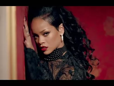 Riley Star leker med en stor dunkande kuk utomhus