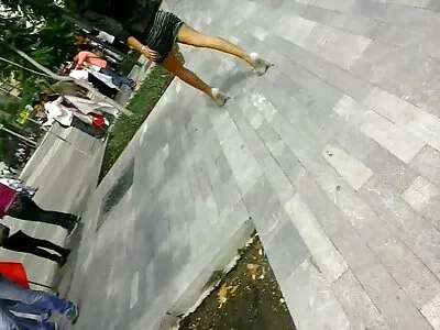 Rödhårig dam skriker av nöje