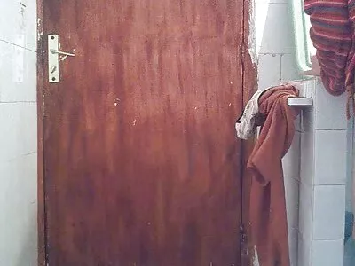 Sexig kvinna suger kuk i köket