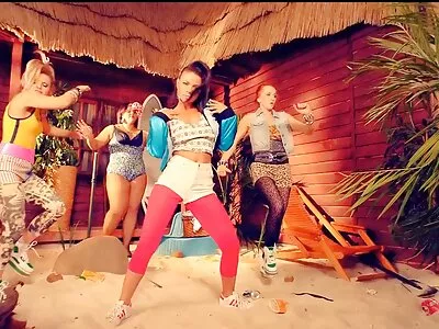 Lina Mercury sprider rumpan på vida för intensiv anal dunkning