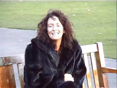 Charmiga unga brudar som slickar varandra i soffan