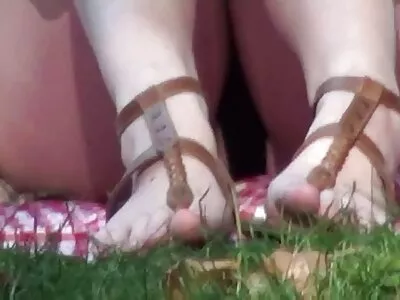 Tonåringen Lexi Lore har lesbisk sex med massörerna Dana DeArmond och Julia Ann