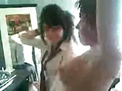 Härlig kvinna knullar sina vänner